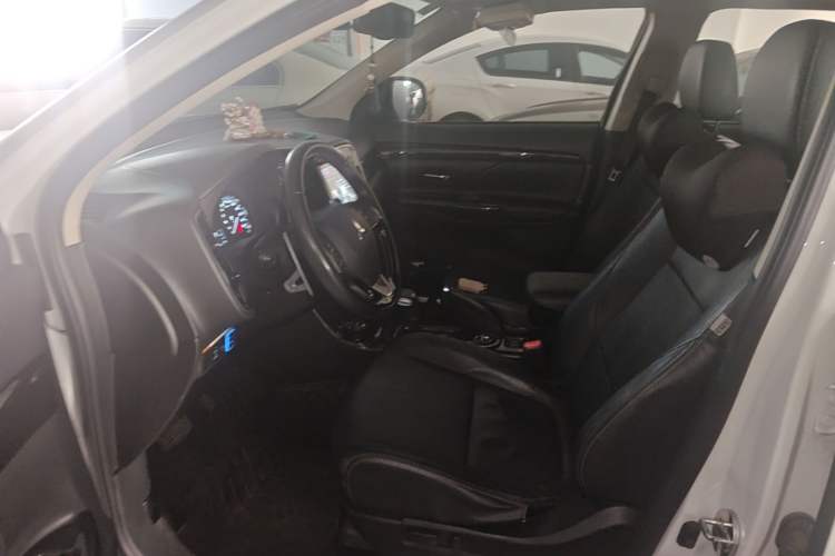 Used Mitsubishi Outlander 2016 2.4L 4x4 Luxury Edition 7-Seater Left Front Seat