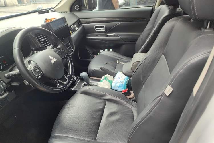 Used Mitsubishi Outlander 2016 2.4L 4x4 Elite Edition 5 Seats Left Front Seat