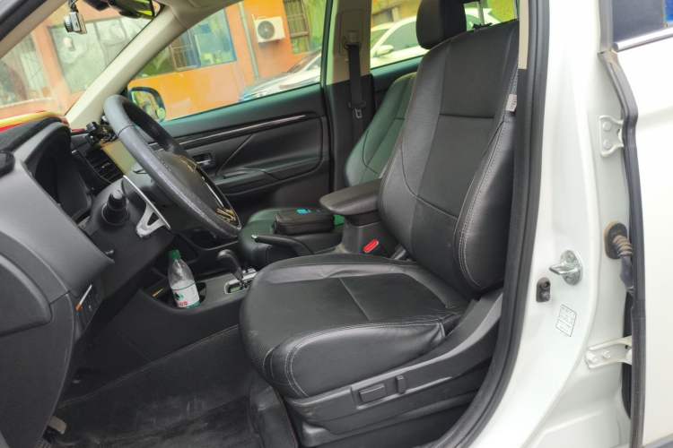 Used Mitsubishi Outlander 2016 2.4L 4x4 Elite Edition 5 Seats Left Front Seat