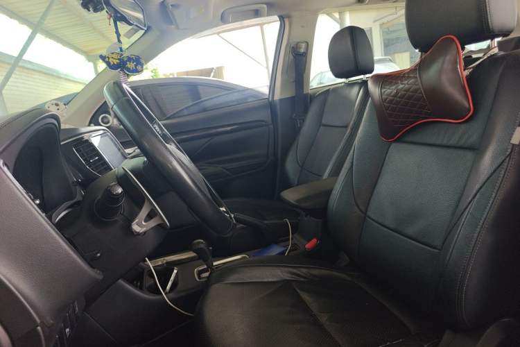 Used Mitsubishi Outlander 2016 2.4L 4x4 Elite Edition 5 Seats Left Front Seat