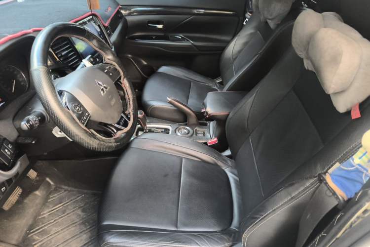 Used Mitsubishi Outlander 2016 2.4L 4x4 Luxury Edition 7-Seater Left Front Seat
