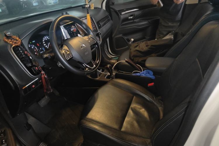 Used Mitsubishi Outlander 2016 2.4L 4x4 Luxury Edition 7-Seater Left Front Seat