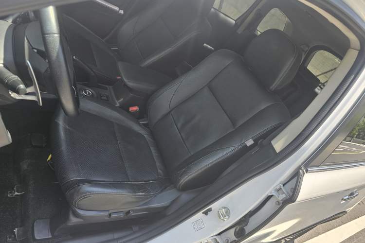 Used Mitsubishi Outlander 2016 2.4L 4x4 Elite Edition 7-Seater Left Front Seat