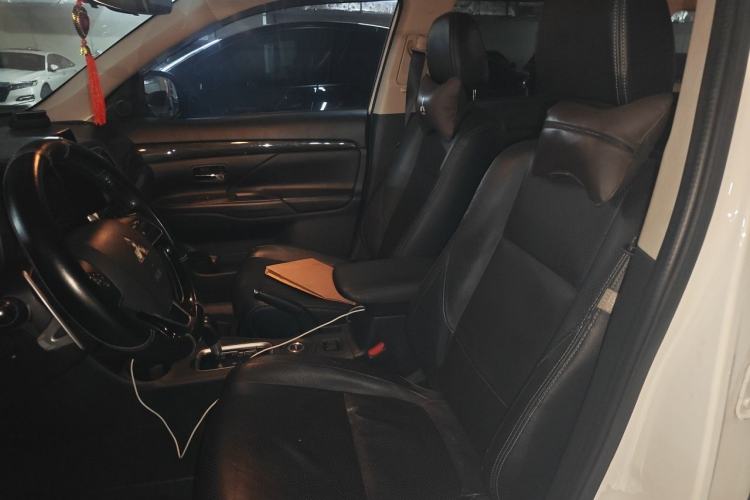 Used Mitsubishi Outlander 2016 2.4L 4x4 Elite Edition 5 Seats Left Front Seat