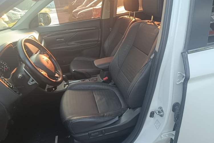 Used Mitsubishi Outlander 2016 2.4L 4x4 Luxury Edition 7-Seater Left Front Seat