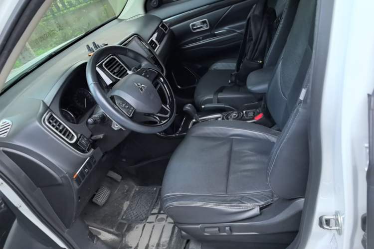 Used Mitsubishi Outlander 2016 2.4L 4x4 Elite Edition 5 Seats Left Front Seat