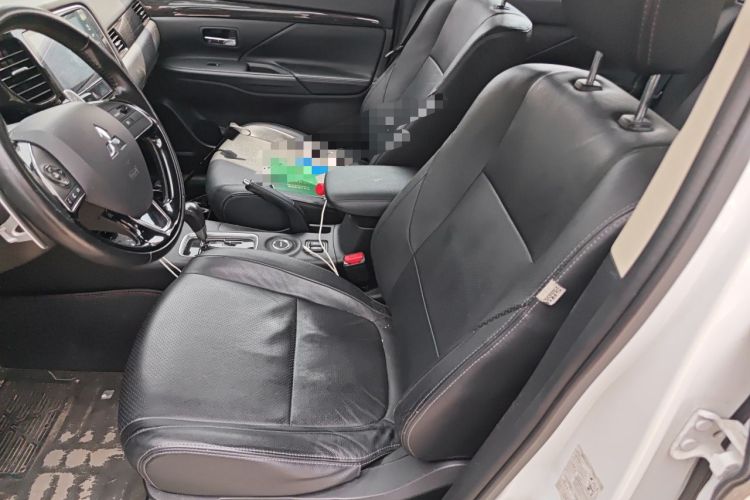 Used Mitsubishi Outlander 2016 2.4L 4x4 Luxury Edition 7-Seater Left Front Seat
