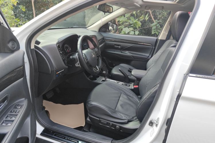 Used Mitsubishi Outlander 2016 2.4L 4x4 Luxury Edition 7-Seater Left Front Seat