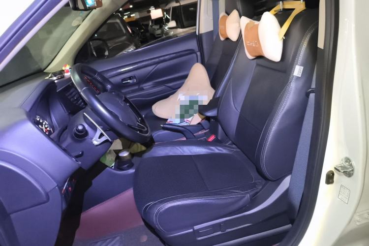 Used Mitsubishi Outlander 2016 2.4L 4x4 Elite Edition 5 Seats Left Front Seat