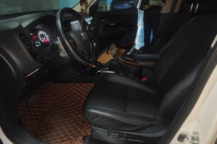 Used Mitsubishi Outlander 2016 2.4L 4x4 Elite Edition 7-Seater Left Front Seat