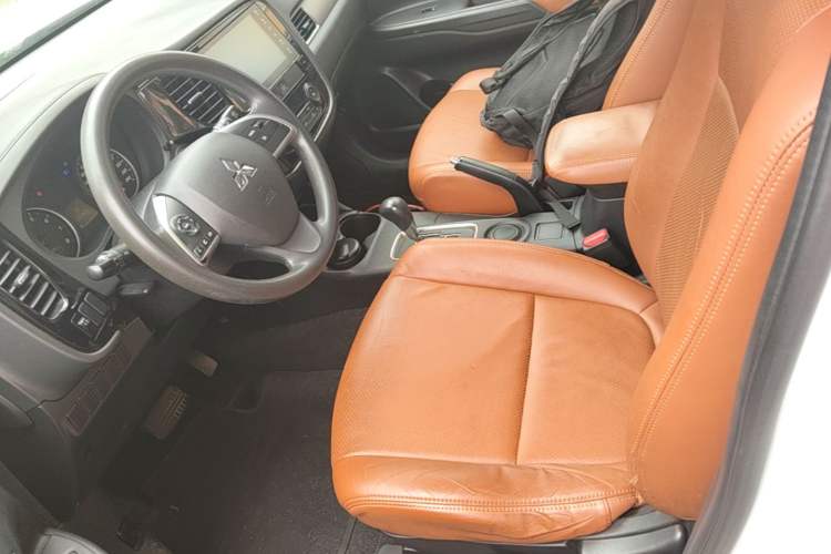 Used Mitsubishi Outlander 2016 2.0L Two-Wheel Drive Fashion Edition 5 Seats Left Front Seat