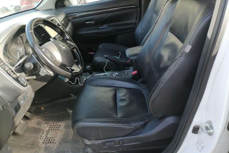 Used Mitsubishi Outlander 2016 2.4L 4x4 Elite Edition 7-Seater Left Front Seat