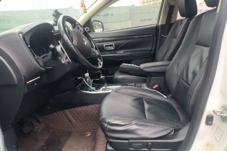 Used Mitsubishi Outlander 2016 2.4L 4x4 Elite Edition 5 Seats Left Front Seat