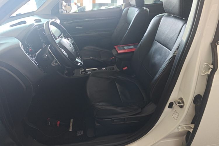 Used Mitsubishi Outlander 2016 2.4L 4x4 Elite Edition 5 Seats Left Front Seat