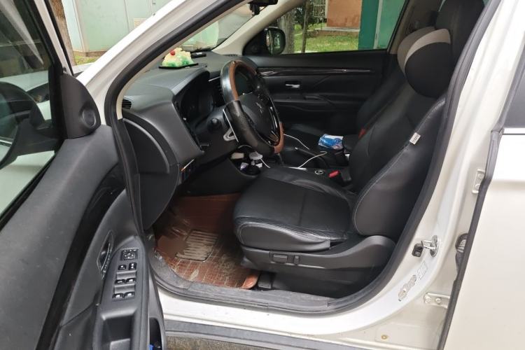 Used Mitsubishi Outlander 2016 2.4L 4x4 Luxury Edition 7-Seater Left Front Seat