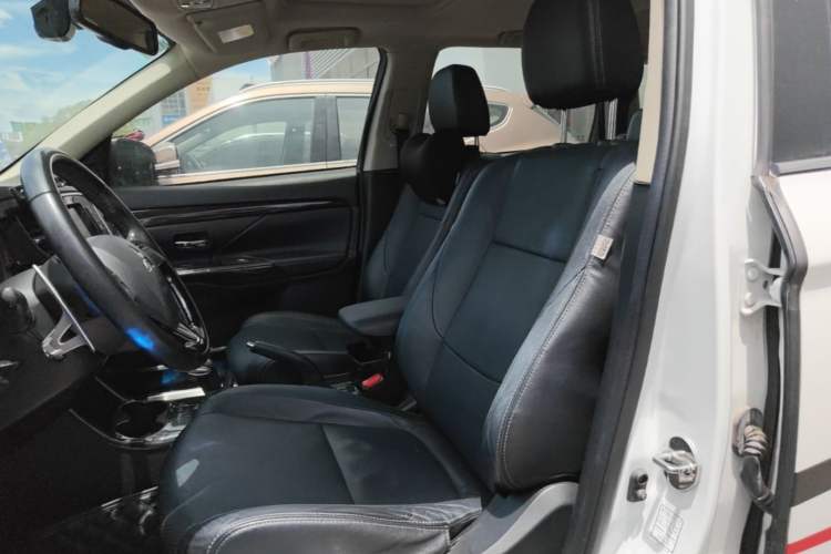 Used Mitsubishi Outlander 2016 2.4L 4x4 Luxury Edition 7-Seater Left Front Seat