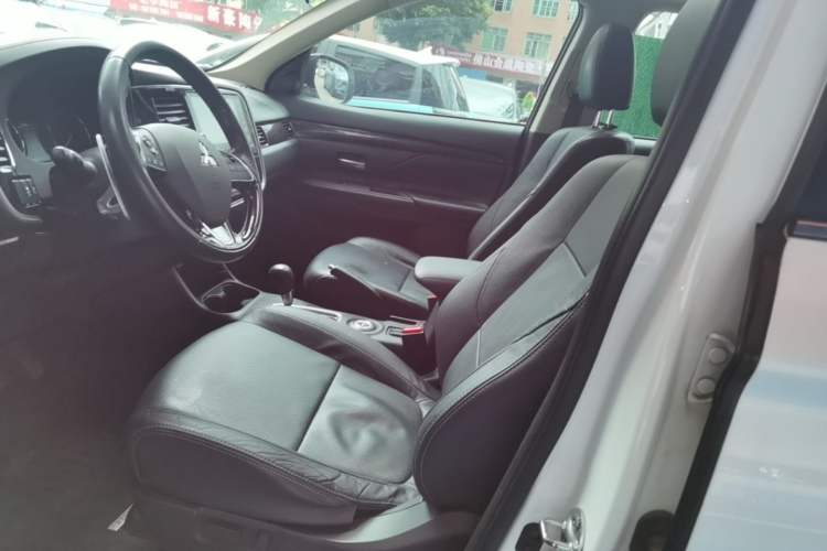 Used Mitsubishi Outlander 2016 2.4L 4x4 Luxury Edition 7-Seater Left Front Seat
