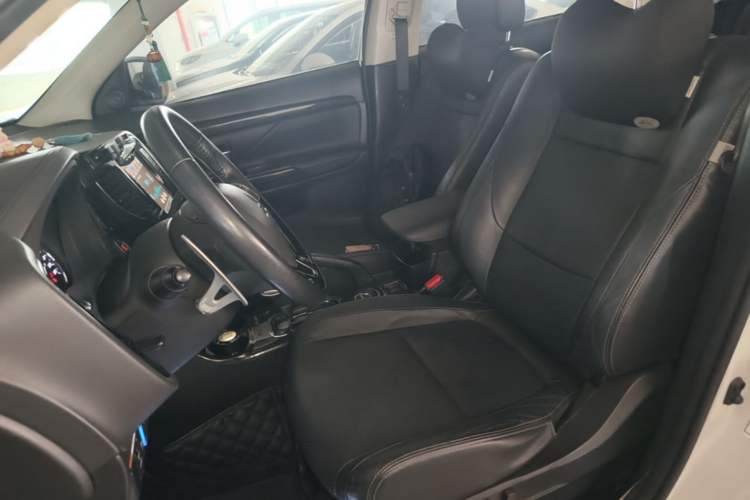 Used Mitsubishi Outlander 2016 2.4L 4x4 Luxury Edition 7-Seater Left Front Seat