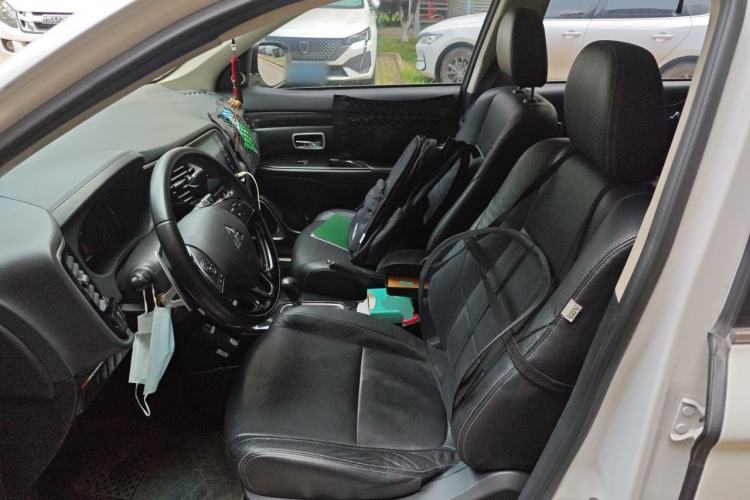 Used Mitsubishi Outlander 2016 2.4L 4x4 Luxury Edition 7-Seater Left Front Seat