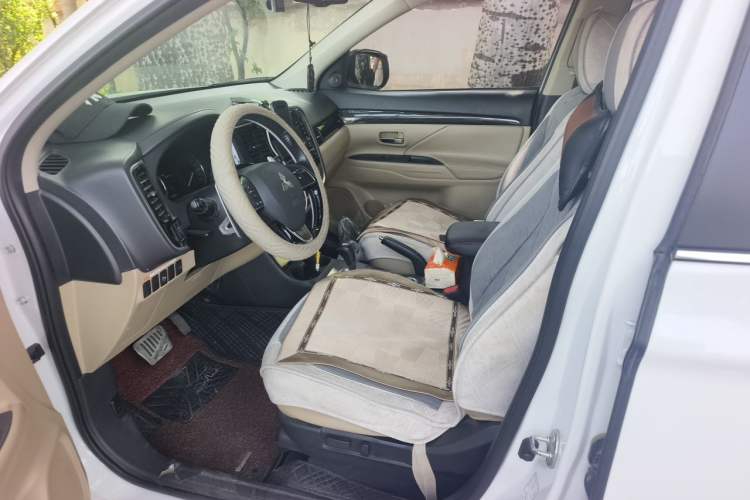 Used Mitsubishi Outlander 2016 2.4L 4x4 Elite Edition 5 Seats Left Front Seat