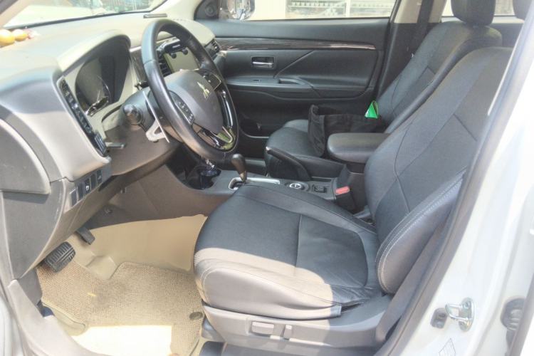 Used Mitsubishi Outlander 2016 2.4L 4x4 Luxury Edition 7-Seater Left Front Seat