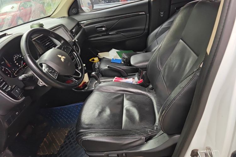 Used Mitsubishi Outlander 2016 2.4L 4x4 Elite Edition 5 Seats Left Front Seat