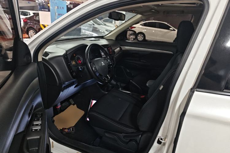 Used Mitsubishi Outlander 2016 2.0L Two-Wheel Drive Value Edition 5 Seats Left Front Seat