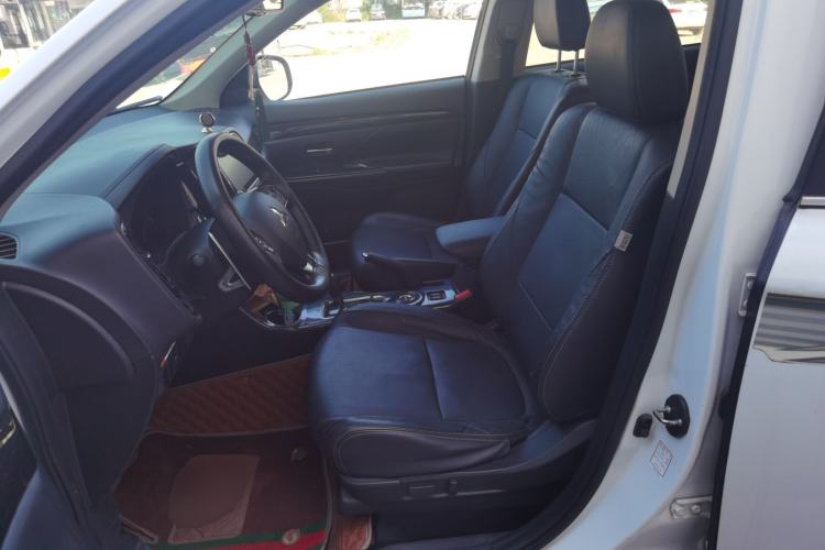 Used Mitsubishi Outlander 2016 2.4L 4x4 Luxury Edition 7-Seater Left Front Seat