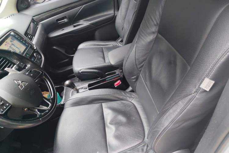 Used Mitsubishi Outlander 2016 2.4L 4x4 Elite Edition 5 Seats Left Front Seat
