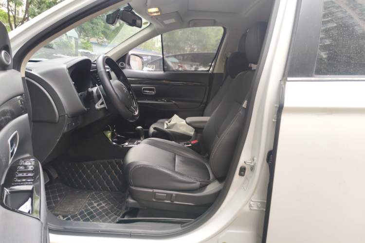 Used Mitsubishi Outlander 2016 2.4L 4x4 Elite Edition 5 Seats Left Front Seat