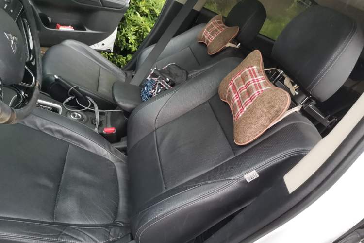 Used Mitsubishi Outlander 2016 2.4L 4x4 Elite Edition 5 Seats Left Front Seat