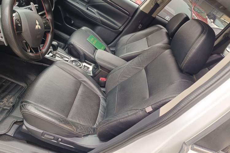 Used Mitsubishi Outlander 2016 2.4L 4x4 Elite Edition 5 Seats Left Front Seat