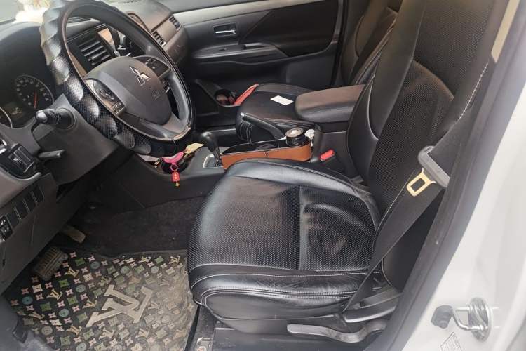 Used Mitsubishi Outlander 2016 2.0L Two-Wheel Drive Fashion Edition 5 Seats Left Front Seat