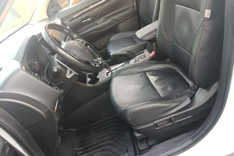 Used Mitsubishi Outlander 2016 2.4L 4x4 Elite Edition 5 Seats Left Front Seat