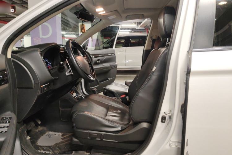 Used Mitsubishi Outlander 2016 2.4L 4x4 Luxury Edition 7-Seater Left Front Seat