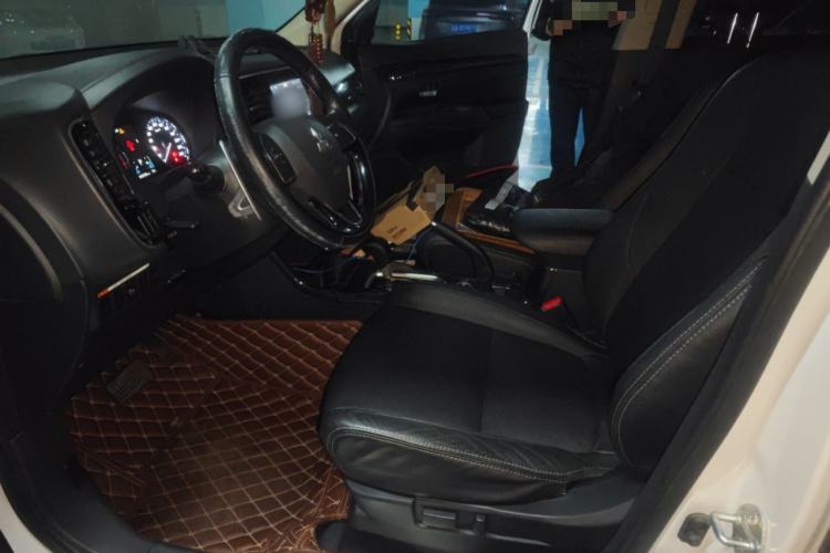 Used Mitsubishi Outlander 2016 2.4L 4x4 Elite Edition 7-Seater Left Front Seat