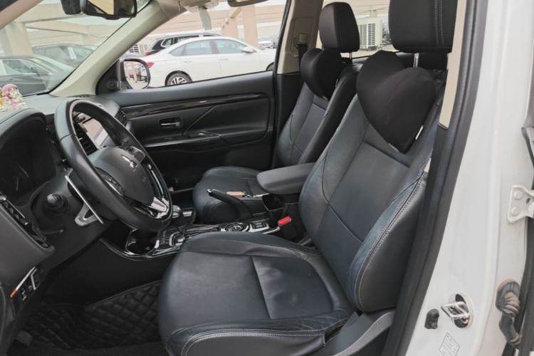 Used Mitsubishi Outlander 2016 2.4L 4x4 Luxury Edition 7-Seater Left Front Seat