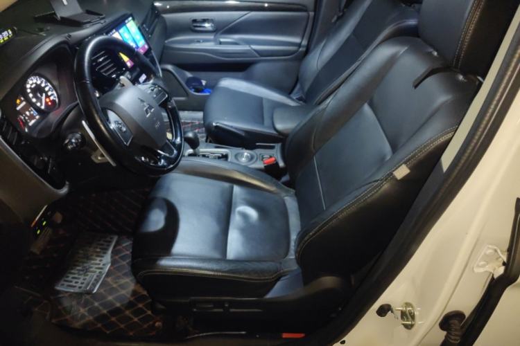 Used Mitsubishi Outlander 2016 2.4L 4x4 Elite Edition 7-Seater Left Front Seat