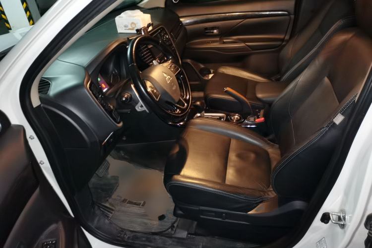 Used Mitsubishi Outlander 2016 2.4L 4x4 Elite Edition 5 Seats Left Front Seat