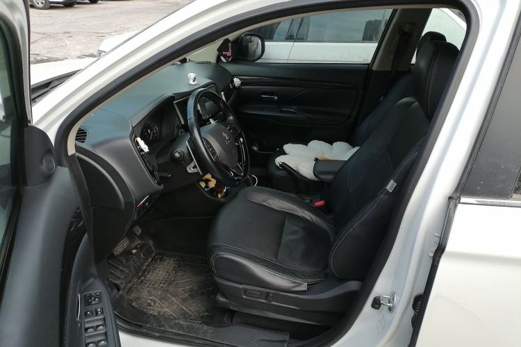 Used Mitsubishi Outlander 2016 2.4L 4x4 Elite Edition 5 Seats Left Front Seat