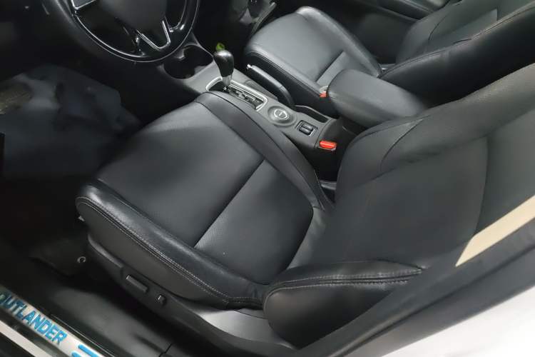 Used Mitsubishi Outlander 2016 2.4L 4x4 Elite Edition 7-Seater Left Front Seat