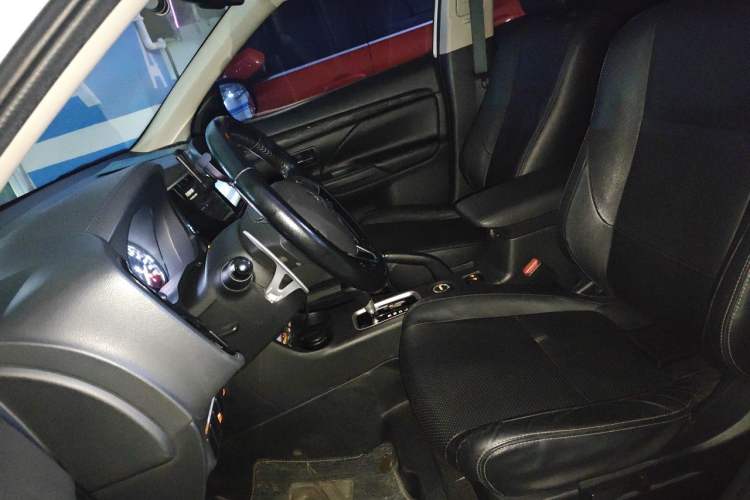 Used Mitsubishi Outlander 2016 2.4L 4x4 Elite Edition 5 Seats Left Front Seat