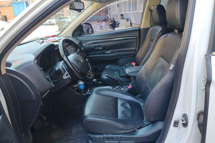 Used Mitsubishi Outlander 2016 2.4L 4x4 Elite Edition 5 Seats Left Front Seat