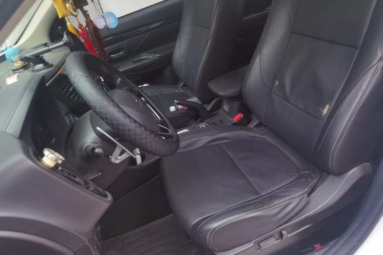 Used Mitsubishi Outlander 2016 2.4L 4x4 Luxury Edition 7-Seater Left Front Seat