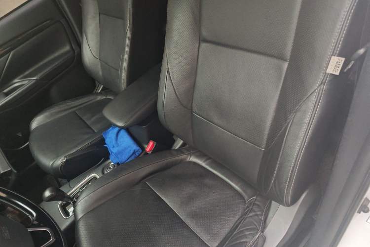 Used Mitsubishi Outlander 2016 2.4L 4x4 Elite Edition 5 Seats Left Front Seat