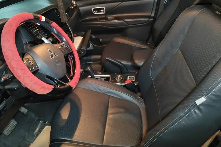 Used Mitsubishi Outlander 2016 2.4L 4x4 Luxury Edition 7-Seater Left Front Seat