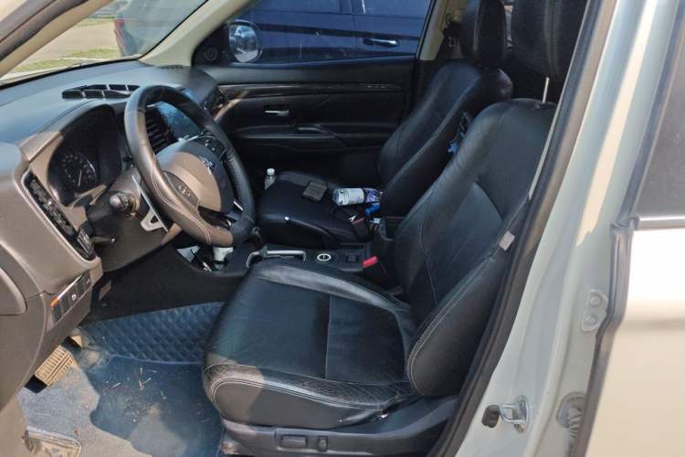 Used Mitsubishi Outlander 2016 2.4L 4x4 Elite Edition 5 Seats Left Front Seat