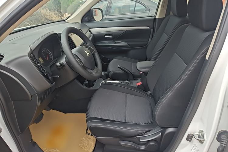 Used Mitsubishi Outlander 2016 2.0L Two-Wheel Drive Fashion Edition 5 Seats Left Front Seat
