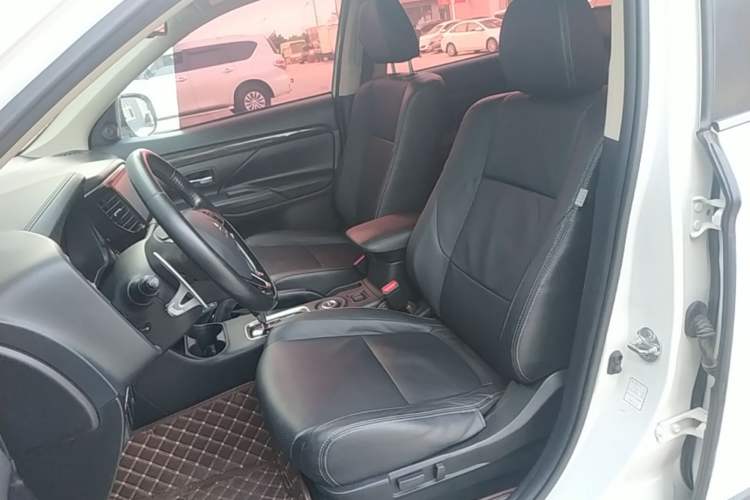 Used Mitsubishi Outlander 2016 2.4L 4x4 Elite Edition 5 Seats Left Front Seat