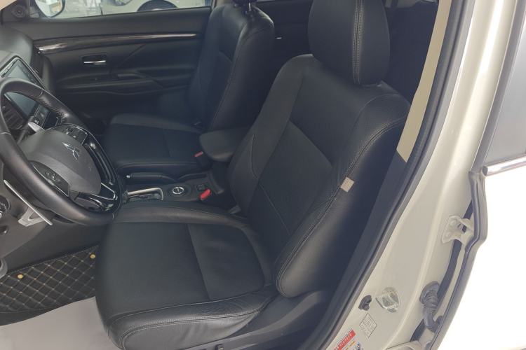 Used Mitsubishi Outlander 2016 2.4L 4x4 Elite Edition 5 Seats Left Front Seat